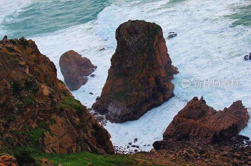 海浪拍打着悬崖，特写。大西洋暴风雨的雾蒙蒙的景象。欧洲的西点。葡萄牙罗卡角(Cabo da Roca)。旅游与旅游概念